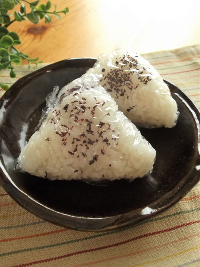 世界一簡単な三角おにぎりの作り方 パッタンおにぎり 基本の【ゆかり】