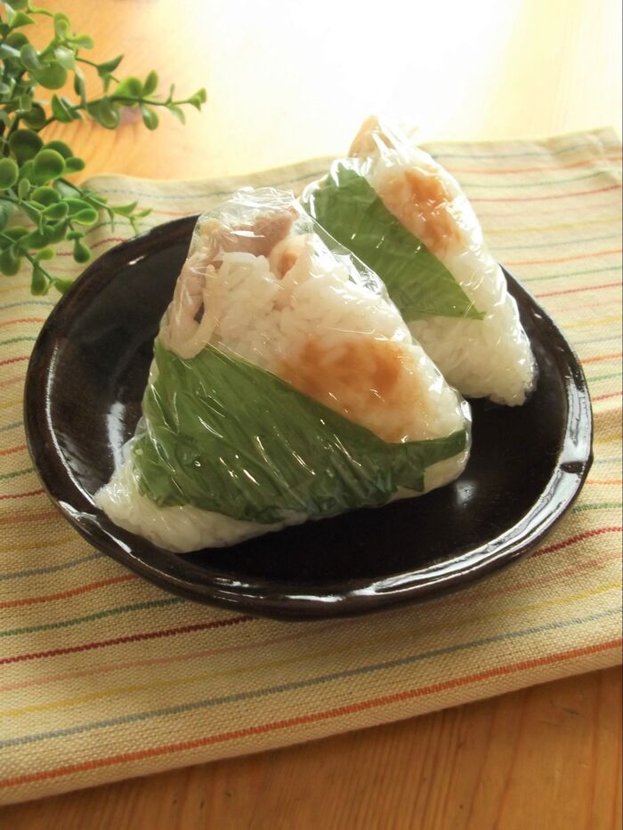 具入りの三角おにぎりも これなら超簡単!豚しゃぶ大葉梅パッタンおにぎり