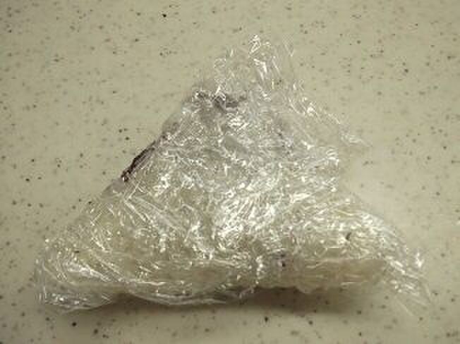 ラップを折りたたんで、優しく形を整える。