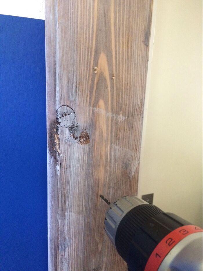 ディアウォールの柱側にも下穴を開けておきます。