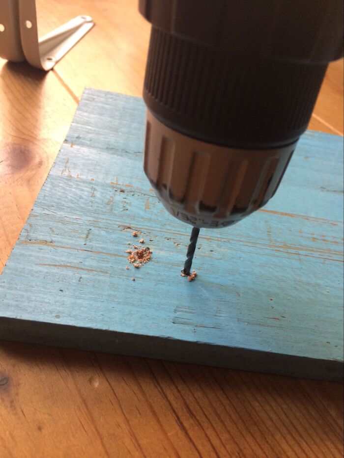 印をつけた箇所に下穴を開けておきます。