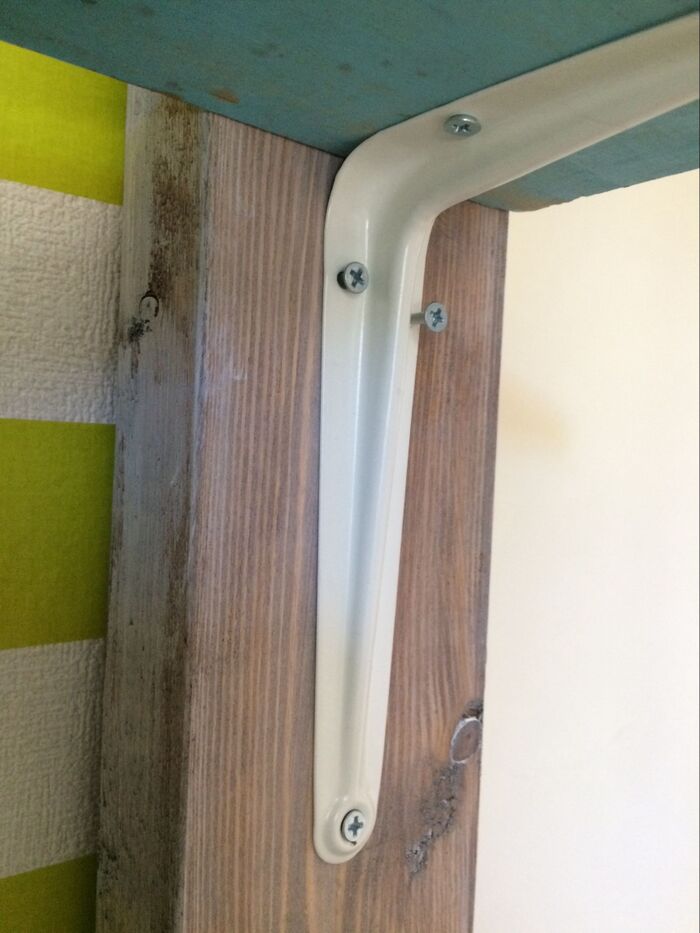 棚板に棚受けをつけたらディアウォールの柱に取り付けていきます。