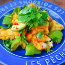 2分レシピ!お惣菜のイカ天を*ビールに合う✲*゚イカとアボカドのタイ風サラダ☺︎︎