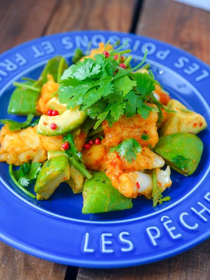 2分レシピ!お惣菜のイカ天を*ビールに合う✲*゚イカとアボカドのタイ風サラダ☺︎︎