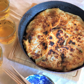 包むのが面倒な人にぴったり! フライパンジャンボカレー餃子