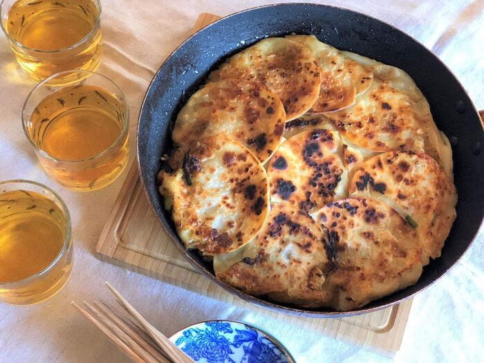 包むのが面倒な人にぴったり! フライパンジャンボカレー餃子