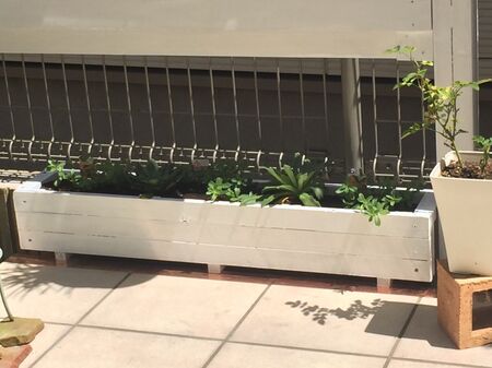 市販のウッドテラスプランターをペイントして素敵に!
