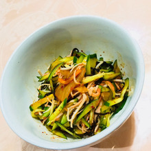 火を使わず、キムチのサラダ。つまみにもいかがでしょう♬