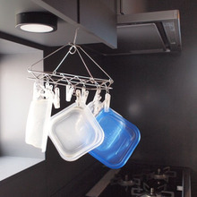 乾きにくい保存容器はピンチハンガーに吊るす!