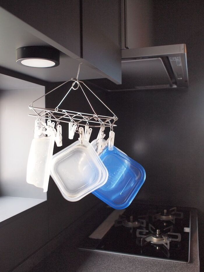 乾きにくい保存容器はピンチハンガーに吊るす!