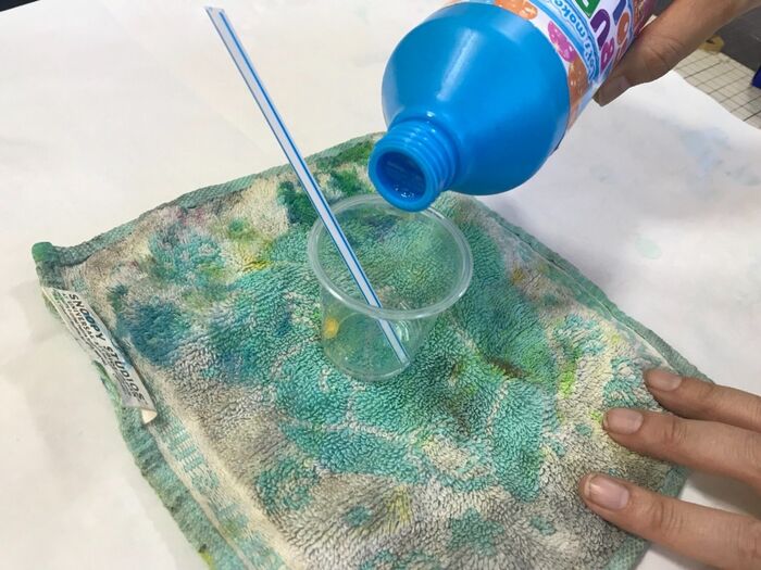 絵の具とシャボン玉液を混ぜる