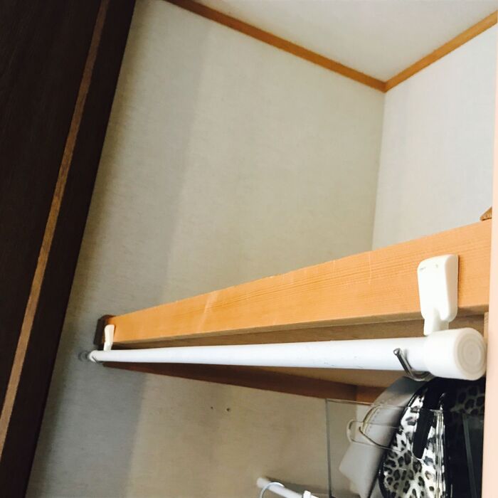 突っ張り棒をわたす