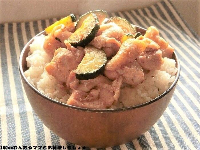 簡単★鶏肉とズッキーニのめんつゆ丼