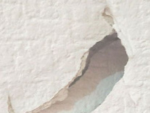 母が・・・実家の壁に大きな穴★ダイソーの網戸補修シールで補修