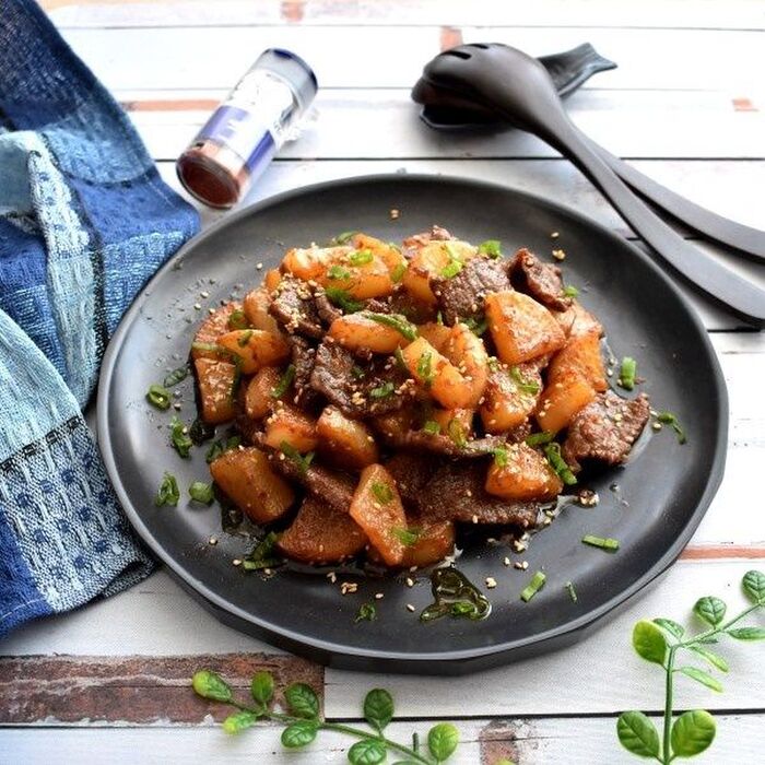 白いご飯も ビールも進んじゃう!フライパンひとつでピリッと辛い牛肉と大根の甘辛炒め