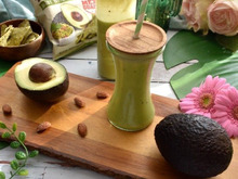 キレイとヘルシーをかなえるアボカドとアーモンドミルクのスムージー