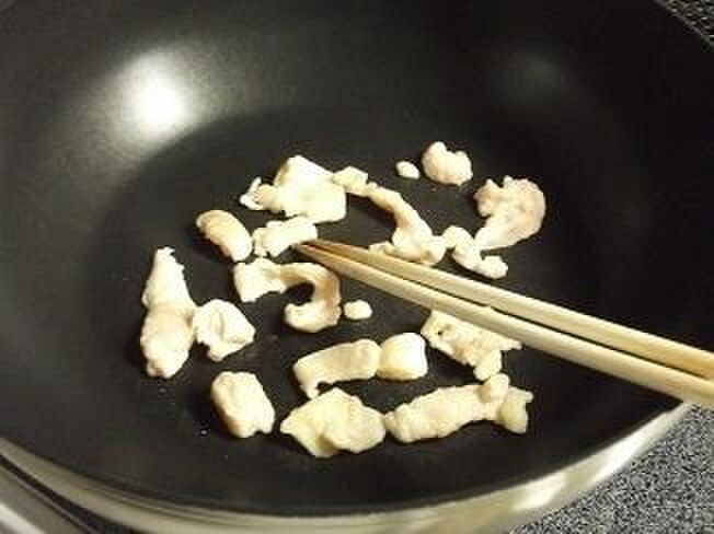 鶏皮はじっくり炒めて