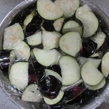 浮いてくるナスはラップをかぶせて☆ まんべんなくナスをアク抜きする!