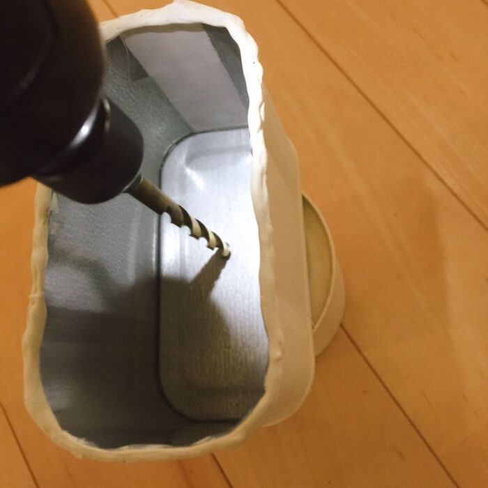 キリやドリルで缶に穴を開けます。