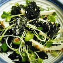 切って混ぜるだけ☆ ちくわと貝割れと焼き海苔のナムル