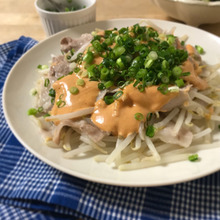 もやし好きにはたまらない!レンジで3分♩豚バラもやし蒸しのコチュマヨがけ