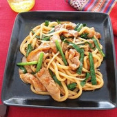 夏バテに負けない!スタミナうどんレシピ「甘辛豚にら炒めうどん」