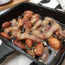 焼くだけ☆ ガーリックペッパーをきかせたベーコンアーモンド