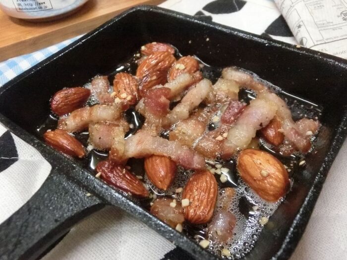 焼くだけ☆ ガーリックペッパーをきかせたベーコンアーモンド