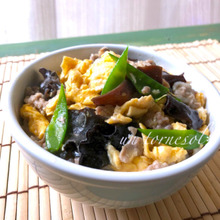 コリコリ食感で免疫力アップに‼簡単で栄養たっぷり☆キクラゲと卵の中華丼