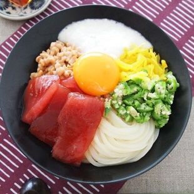 夏バテに負けない!スタミナうどんレシピ「漬けまぐろのばくだんうどん」