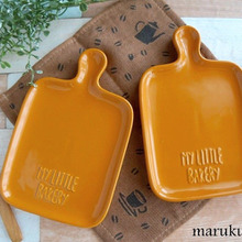 100均ダイソーのカッティングボード形の食器が使いやすい。