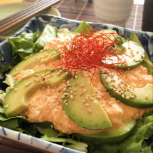 ピリ辛でビールが進む♪混ぜるだけ!コチュマヨ豆腐ドレで レタス&アボカドサラダ
