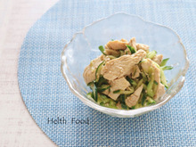 昆布水で作った茹で鶏ときゅうりのサラダ