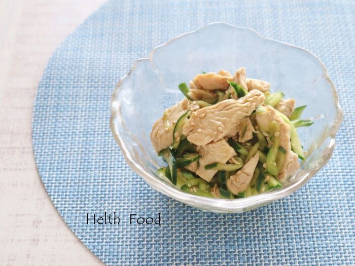昆布水で作った茹で鶏ときゅうりのサラダ