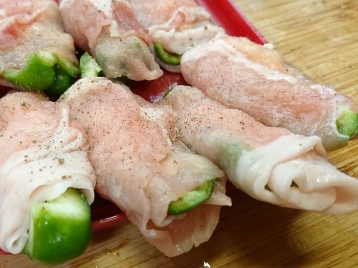我が家の作り置きおかず☆ピーマンとチーズの巻き巻き?同じフライパンでもう一品!