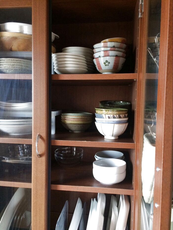 メインの食器をサッと取り出す収納方法。