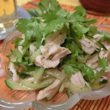 お箸が止まらない♪ チキンとパクチーのレモンガーリックサラダ