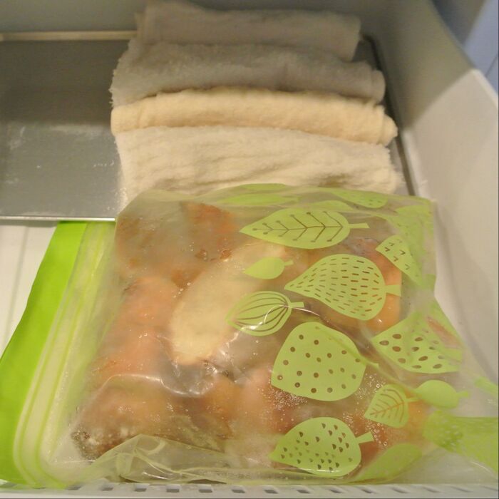 夏は冷凍庫におしぼり、冬は温かいスープを用意。スライスしたパンがあると便利