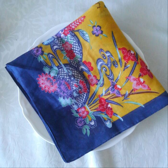 ナプキンは立体感が出る折り方でテーブルが華やかになる。 全部揃えなくても違う柄で個性が出て◎