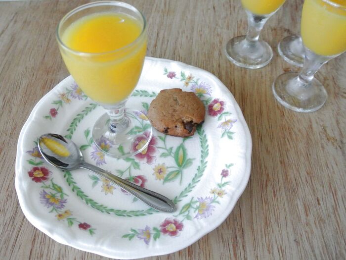 お茶会やデザートは簡単な手作りゼリーを用意。 高さのあるグラスや華やかなお皿を組み合わせる。