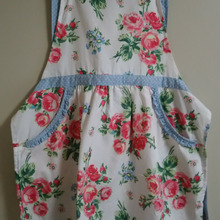 鮮やかな花柄が可愛いローラアシュレイのエプロン