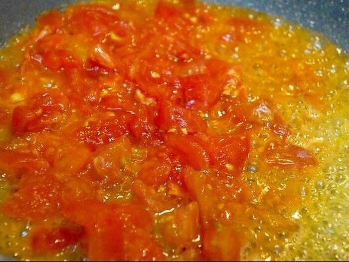 ３．トマトを炒める。