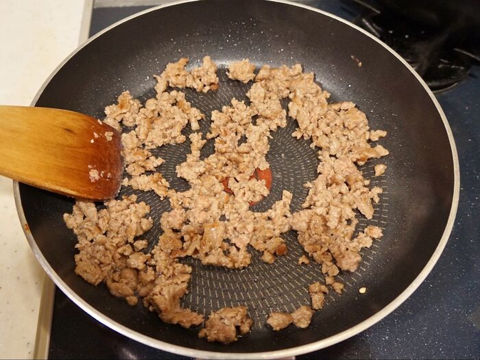 豚ひき肉をポロポロになるまで炒めます。