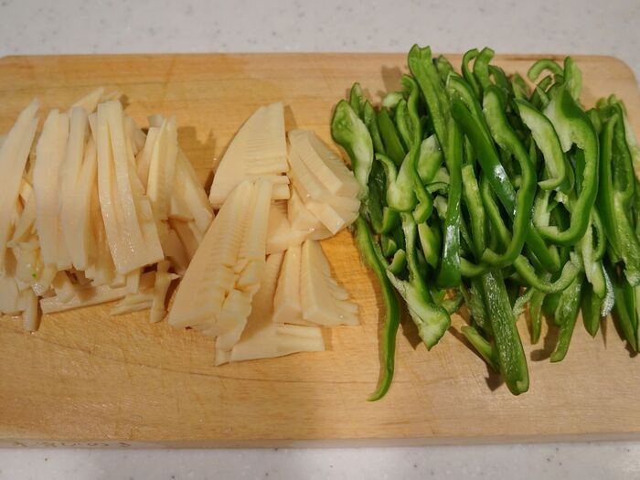 材料の下準備をします。