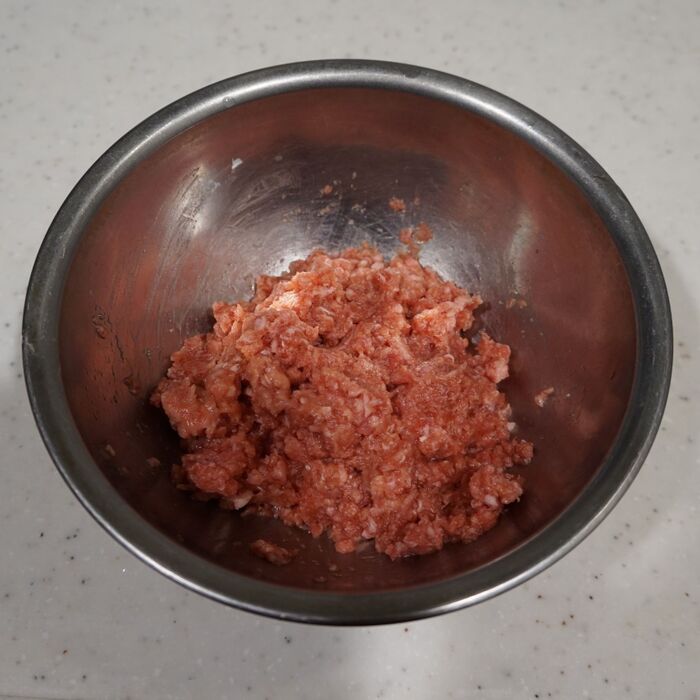豚ひき肉に下味を付けます。