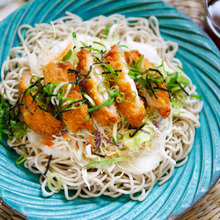 お手軽食材アレンジ【カツとろろのサラダそば】ほぼ1ステップ バランス良好スタミナ系のっけ麺