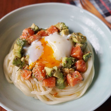 女性に嬉しい♡サーモンとアボカドのタルタルうどん