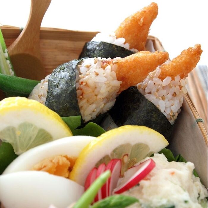 スタミナごはんレシピ「みそカツ風えびフライむすび弁当」
