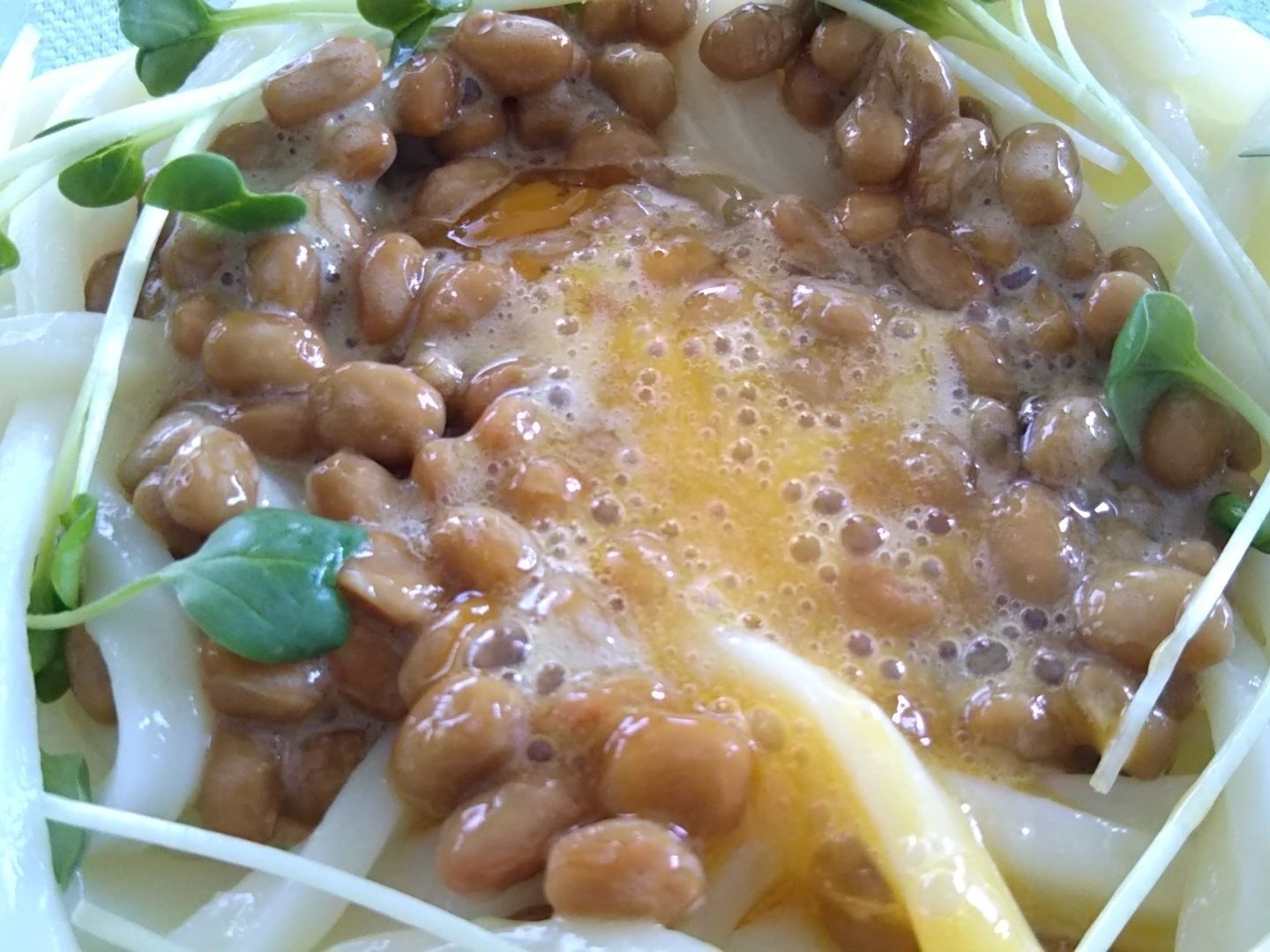 卵をつついて黄身を出します