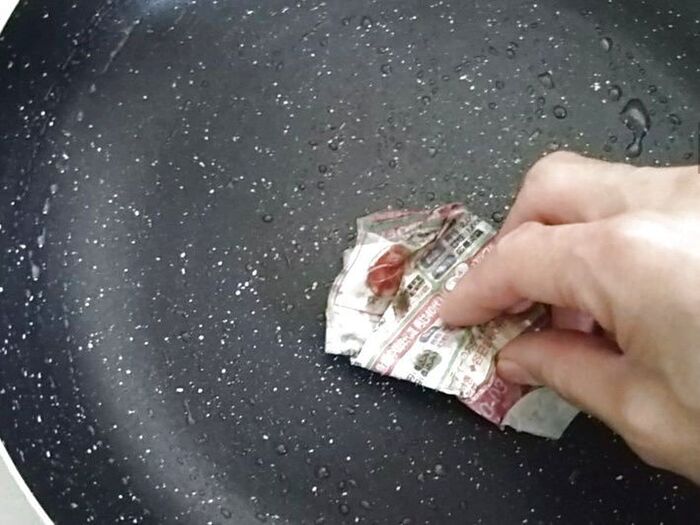 新聞紙は 油もの洗いの前処理に利用